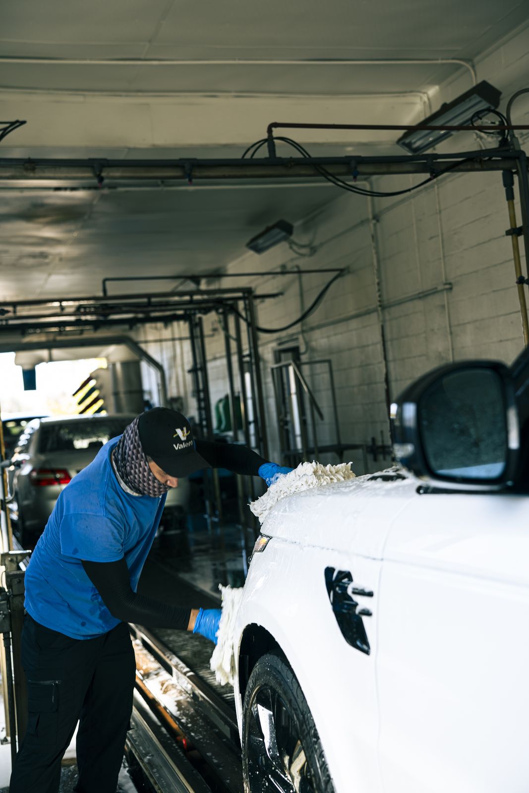 An attendant hand-drying a Range Rover